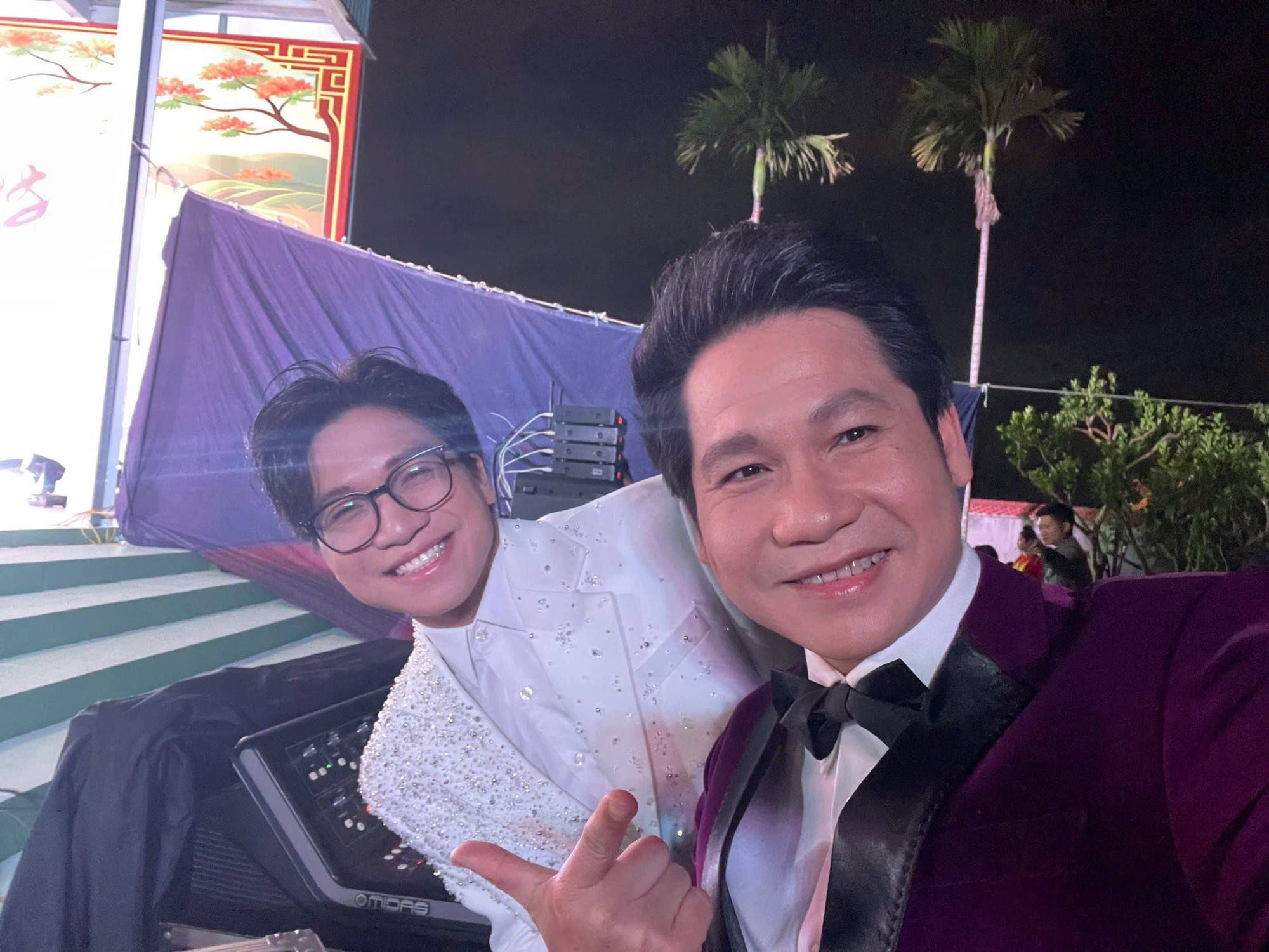 Con trai "ông hoàng nhạc đỏ" đi học về là phải đi làm, được bố nhắn nhủ: "Mệt cũng phải cố" - Ảnh 1.