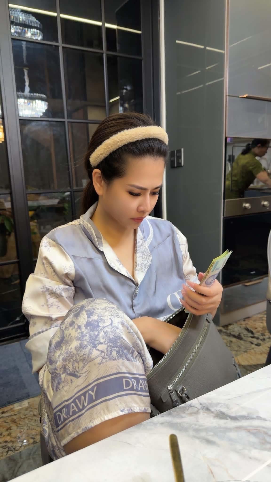 Nam ca sĩ Việt đình đám một thời đi hát về khuya vợ vẫn đợi, thu sạch tiền "không sót một cắc"- Ảnh 1.