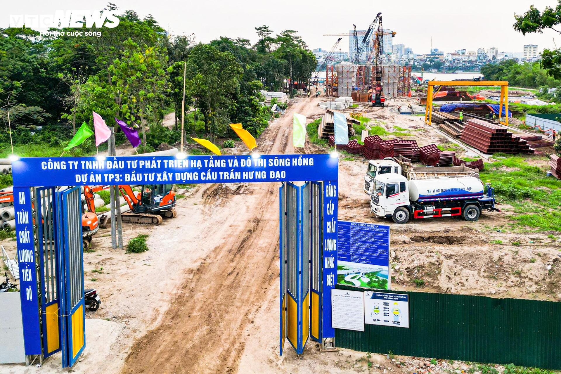 Tấp nập thi công cầu vượt sông Hồng gần 16.000 tỷ đồng- Ảnh 3.