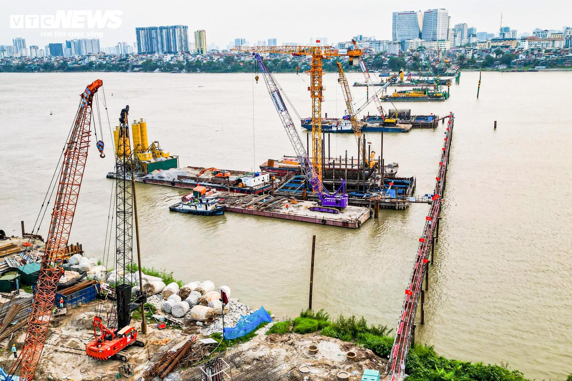 Tấp nập thi công cầu vượt sông Hồng gần 16.000 tỷ đồng- Ảnh 4.