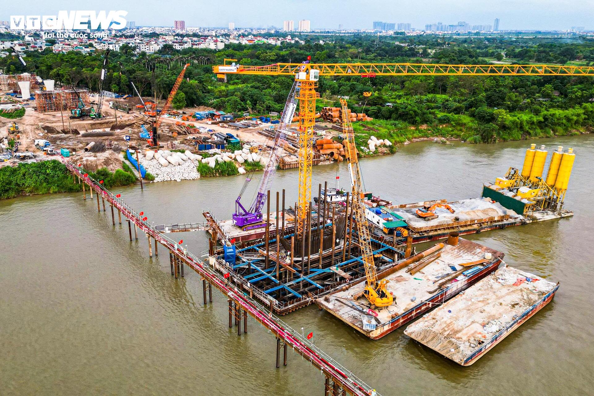 Tấp nập thi công cầu vượt sông Hồng gần 16.000 tỷ đồng- Ảnh 5.