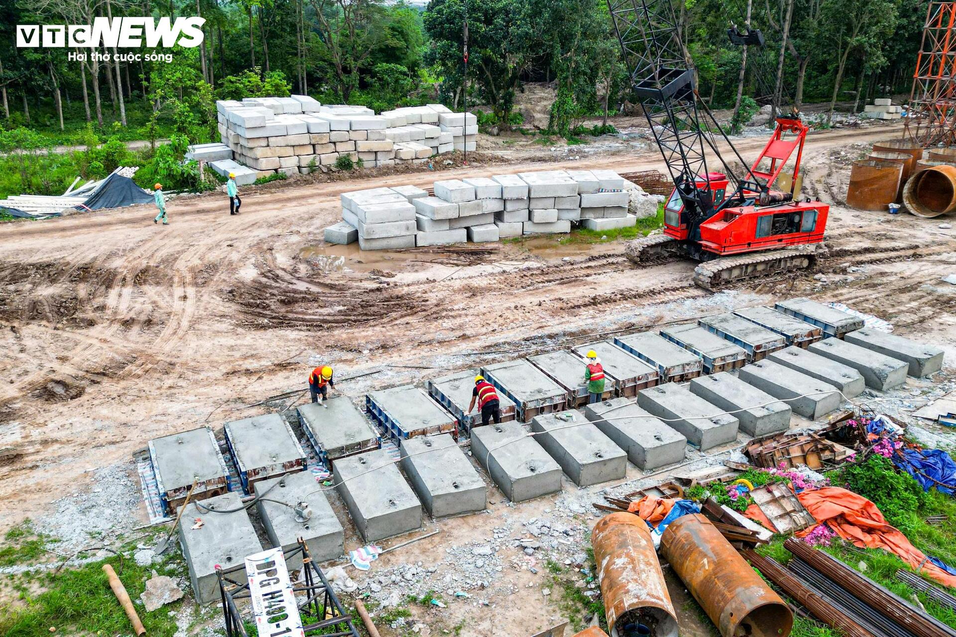 Tấp nập thi công cầu vượt sông Hồng gần 16.000 tỷ đồng- Ảnh 7.
