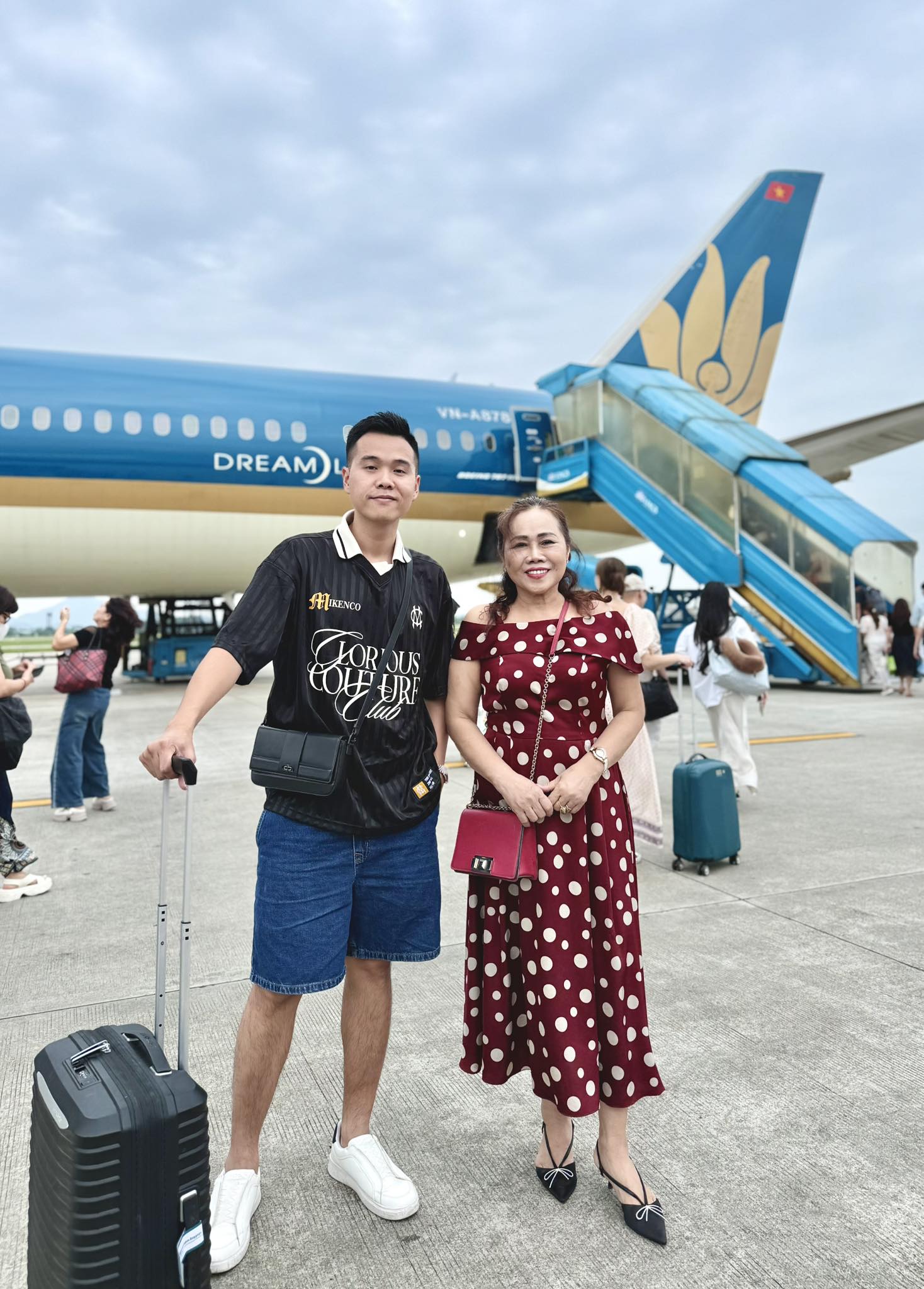 Khoảnh khắc bác sĩ "mang thanh xuân về cho mẹ" khiến cộng đồng mạng rần rần: "Bảo sao U70 bác cứ trẻ mãi"- Ảnh 1. Khoảnh khắc bác sĩ "mang thanh xuân về cho mẹ" khiến cộng đồng mạng rần rần: "Bảo sao U70 bác cứ trẻ mãi"- Ảnh 1.