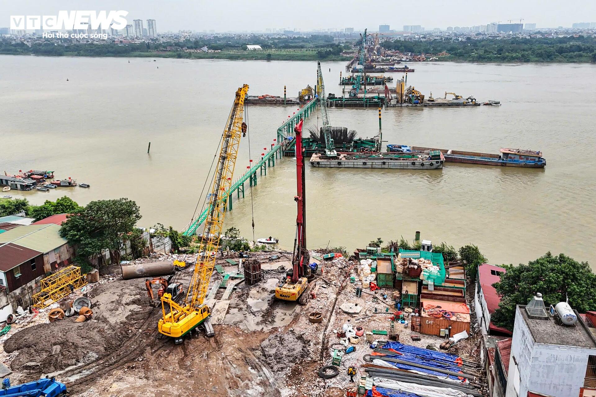 Tấp nập thi công cầu vượt sông Hồng gần 16.000 tỷ đồng- Ảnh 2.