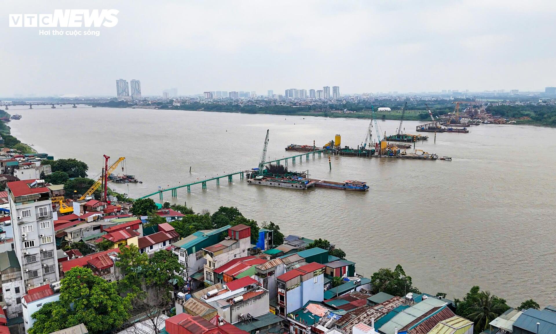 Tấp nập thi công cầu vượt sông Hồng gần 16.000 tỷ đồng- Ảnh 1.