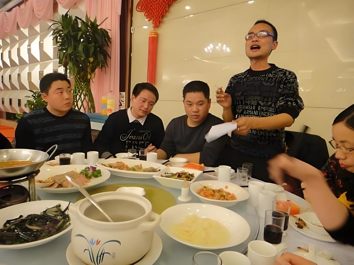 Họp lớp, người đàn ông chủ động thanh toán hóa đơn, kết quả suýt bị bạn cũ block, còn phải làm kiểm điểm ngay tại nhà hàng- Ảnh 2.
