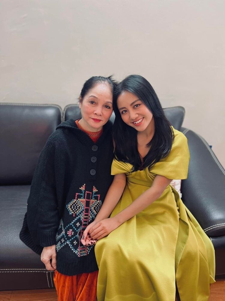 Nữ Đại tá là NSND đình đám: Mẹ Văn Mai Hương đến gặp tôi bảo "nó sợ bà quá"- Ảnh 1.