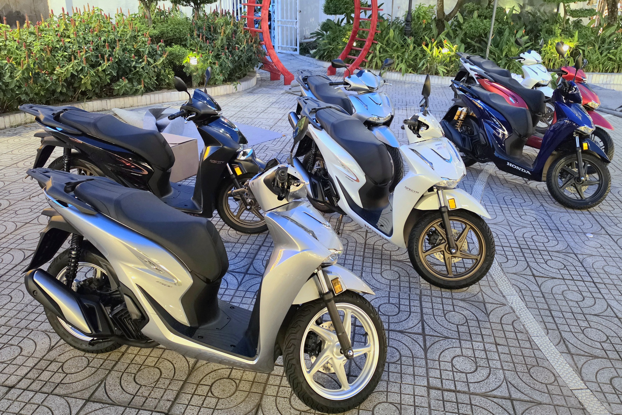 Honda SH 2026 nhập Ý về Việt Nam: Đắt nhất hơn 300 triệu, trải dài từ 150i đến 350i- Ảnh 1.