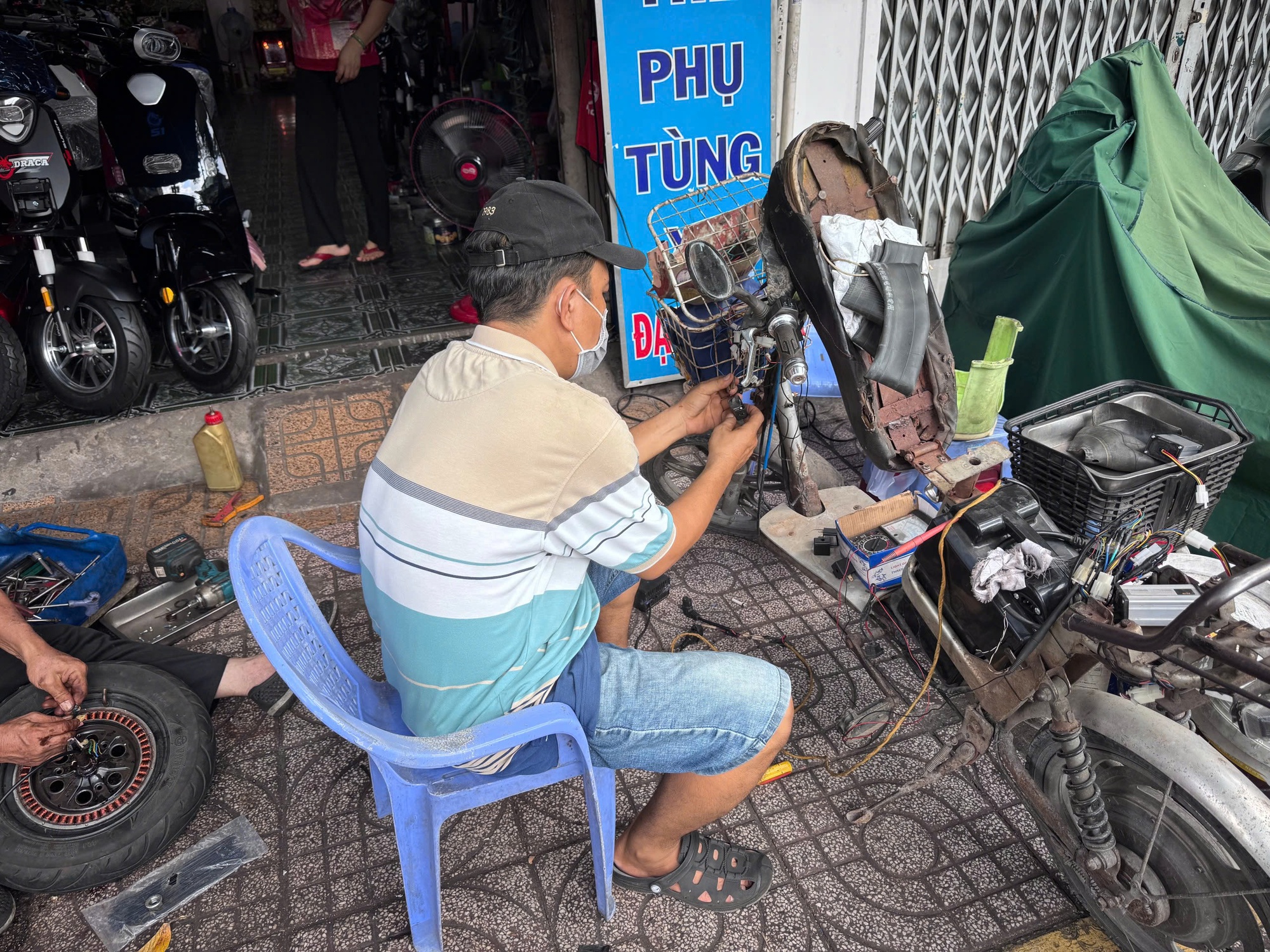 "Phù phép" xe đạp điện thành xe máy điện - Ảnh 1.