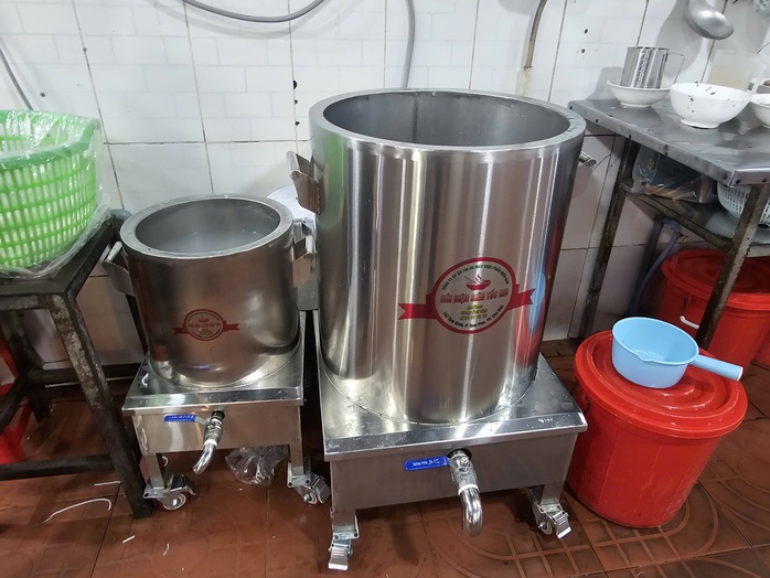 Từ quán cơm đến cà phê lề đường đều than khó giữ giá bán như cũ- Ảnh 2.