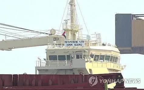 Hàn Quốc điều tra vụ tàu hàng trúng vật thể lạ ở eo biển Hormuz - Ảnh 1.