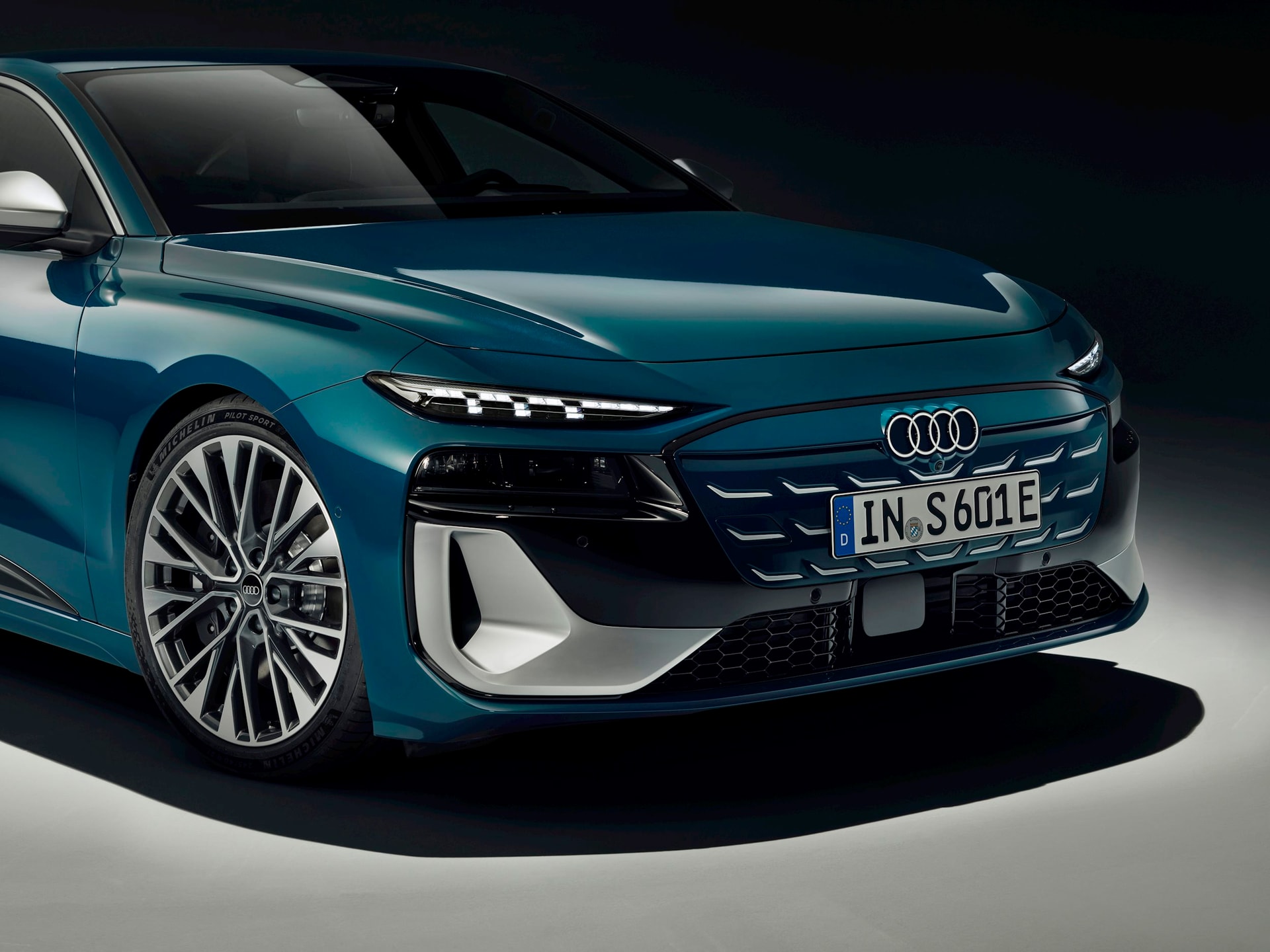 Audi lần đầu mang sedan điện dòng S về Việt Nam: Giá chỉ từ 4,2 tỷ đồng, một lần sạc đầy đi được từ Hà Nội vào đến Huế - Ảnh 3.