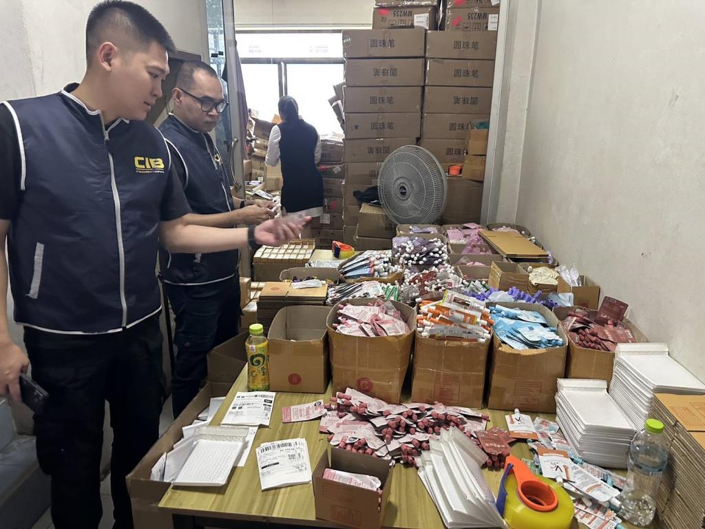 Đột kích 5 căn nhà, công an phát hiện đường dây sản xuất mỹ phẩm giả do người Trung Quốc điều hành, tịch thu hơn 700.000 sản phẩm- Ảnh 1.