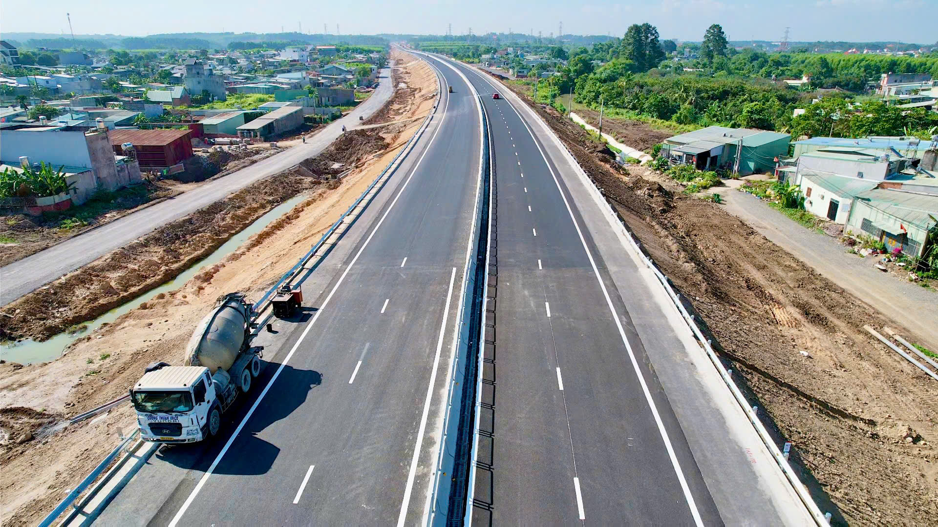 Cận cảnh cao tốc biên hòa - Vũng Tàu kết nối Đồng Nai và TPHCM trước ngày thông xe - Ảnh 4.