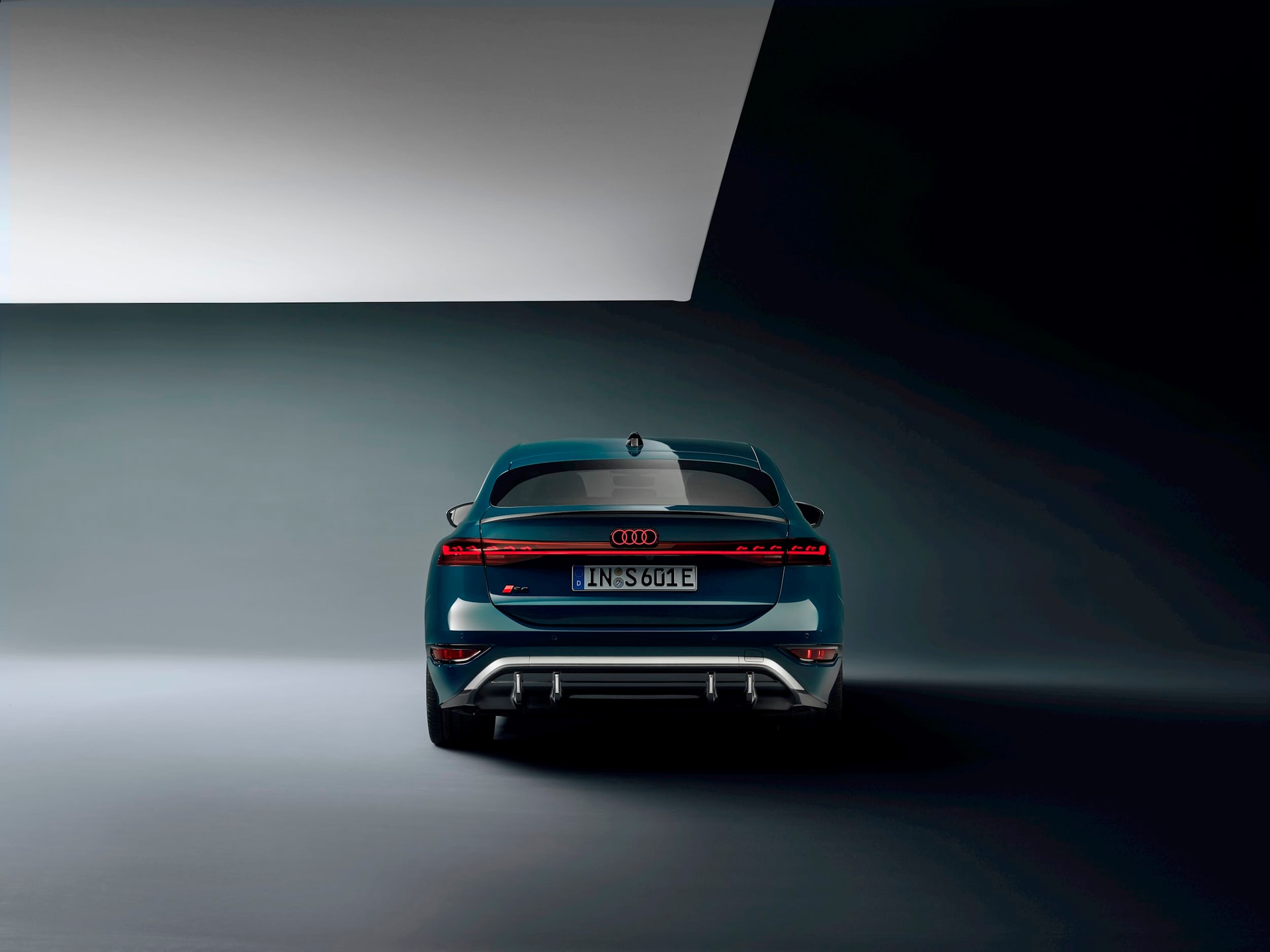 Audi lần đầu mang sedan điện dòng S về Việt Nam: Giá chỉ từ 4,2 tỷ đồng, một lần sạc đầy đi được từ Hà Nội vào đến Huế - Ảnh 4.