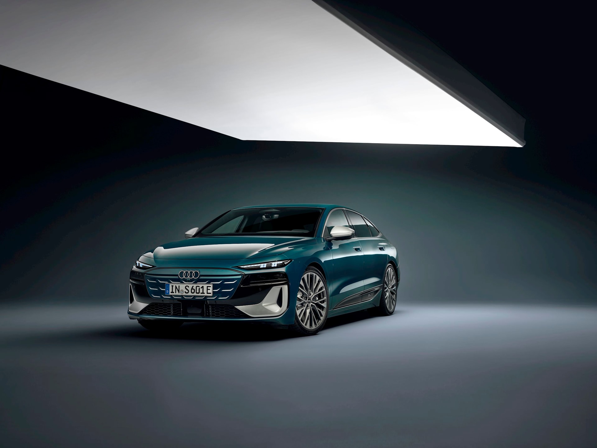 Audi lần đầu mang sedan điện dòng S về Việt Nam: Giá chỉ từ 4,2 tỷ đồng, một lần sạc đầy đi được từ Hà Nội vào đến Huế - Ảnh 2.