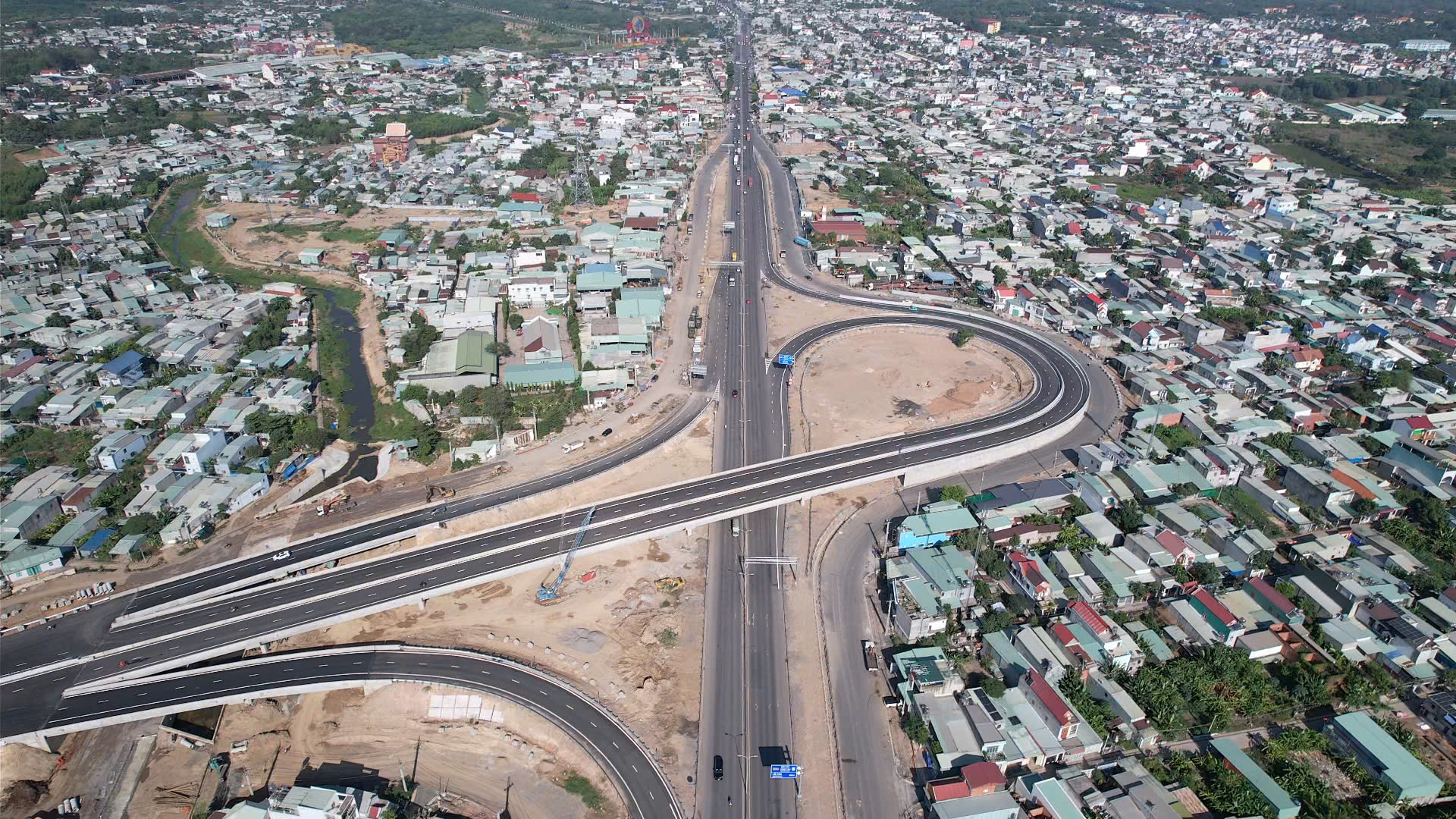 Cận cảnh cao tốc biên hòa - Vũng Tàu kết nối Đồng Nai và TPHCM trước ngày thông xe - Ảnh 7.