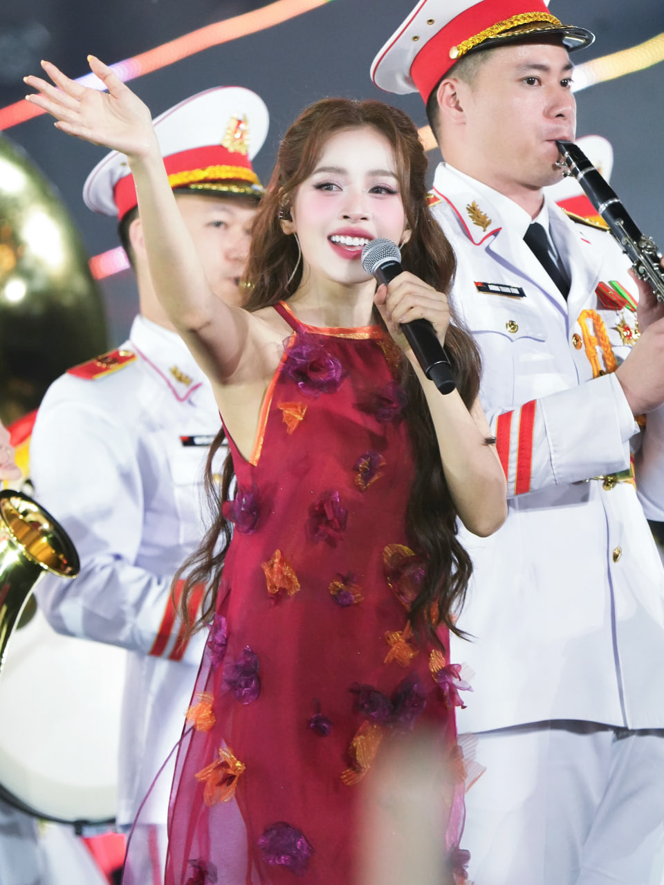 Hòa Minzy và mỹ nhân đẹp nhất Việt Nam: Ai hơn ai? - Ảnh 6.