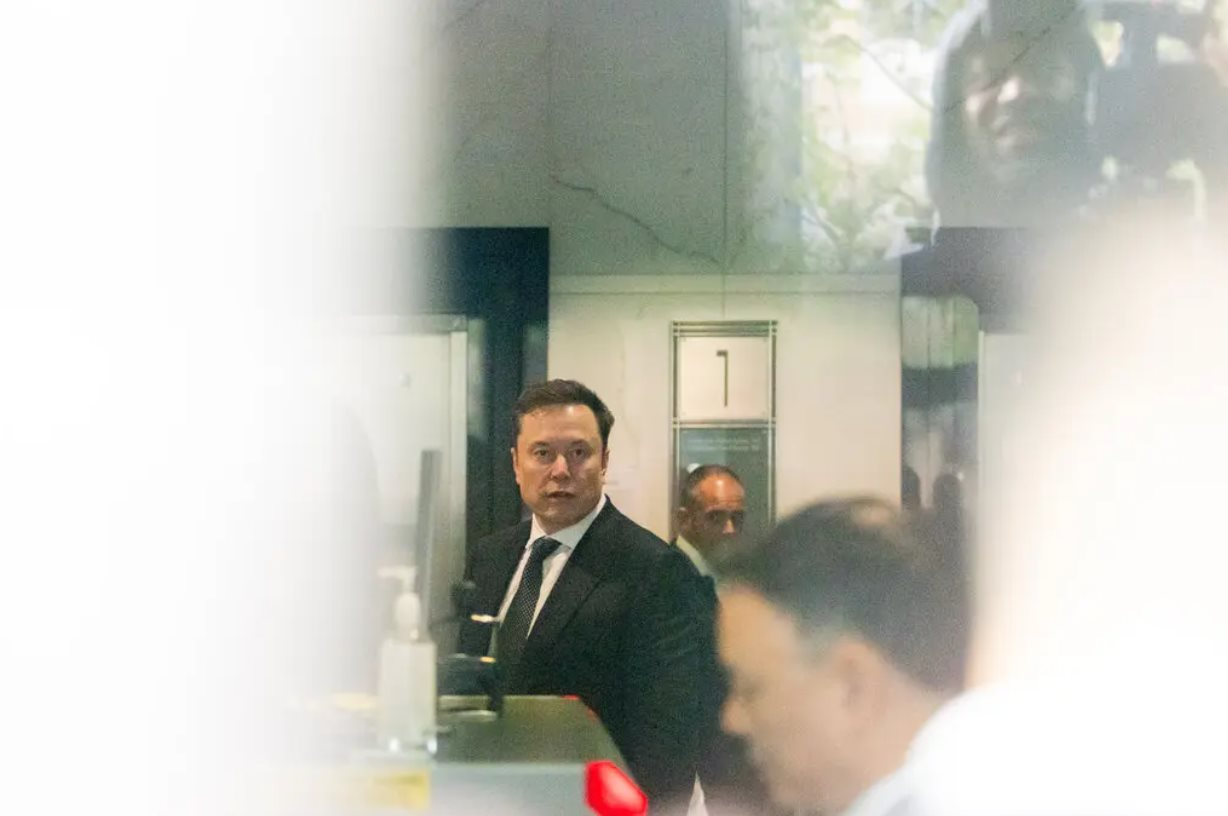 670 tỷ USD tụ tập trong một phòng xử án: Elon Musk bóp bóng giảm stress, Sam Altman lộ vẻ lo âu- Ảnh 1.