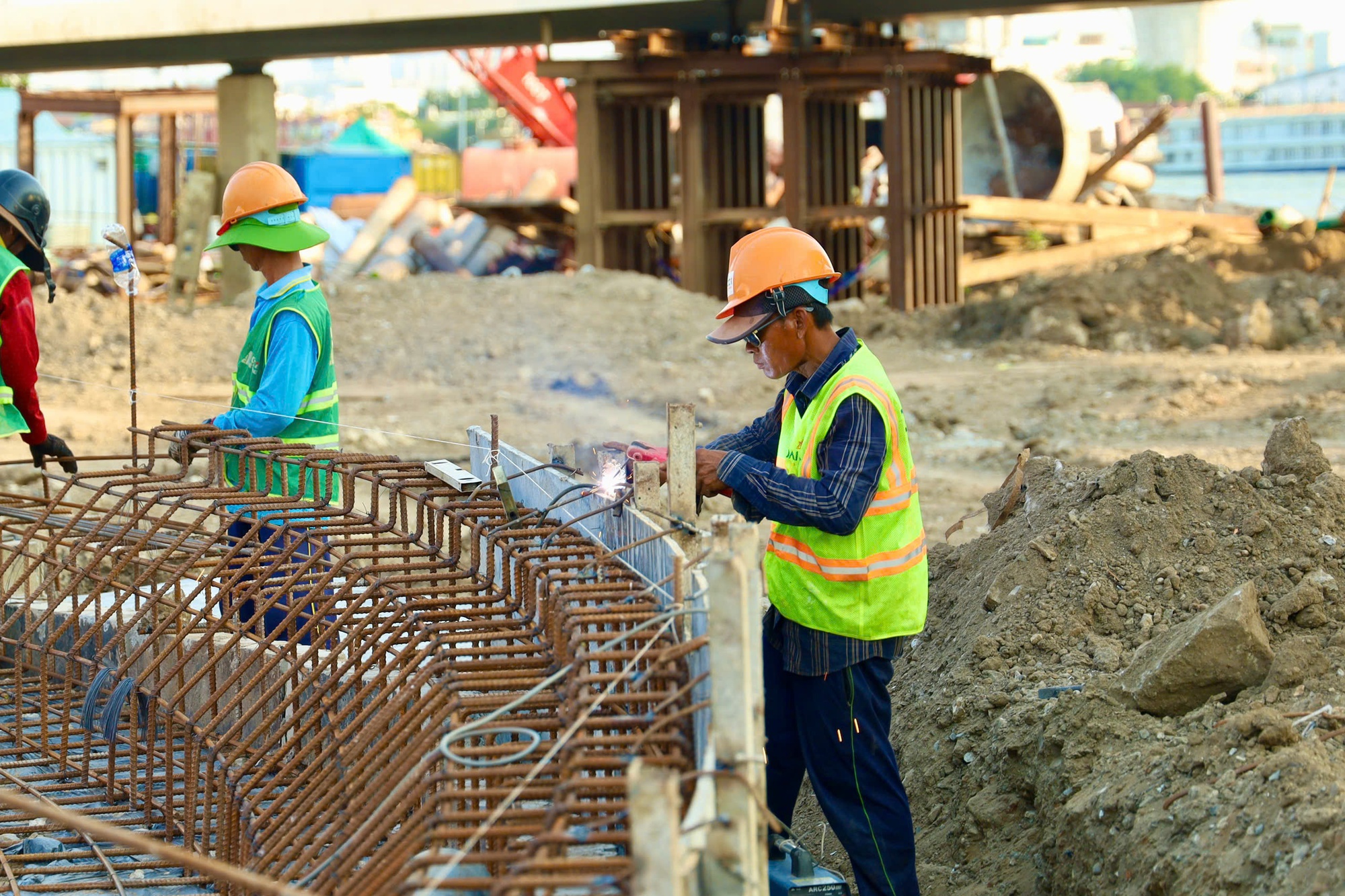 Cầu đi bộ lá dừa nước vượt sông Sài Gòn tăng tốc về đích - Ảnh 6.