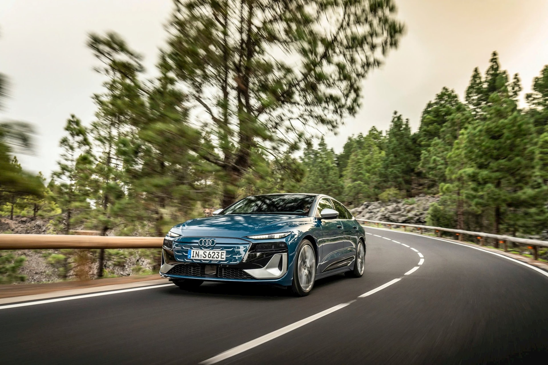 Audi lần đầu mang sedan điện dòng S về Việt Nam: Giá chỉ từ 4,2 tỷ đồng, một lần sạc đầy đi được từ Hà Nội vào đến Huế - Ảnh 9.