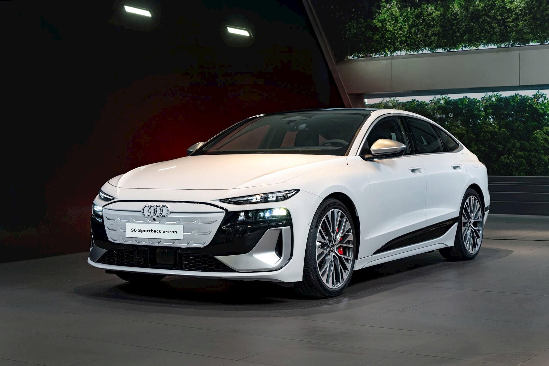 Audi lần đầu mang sedan điện dòng S về Việt Nam: Giá chỉ từ 4,2 tỷ đồng, một lần sạc đầy đi được từ Hà Nội vào đến Huế - Ảnh 1.