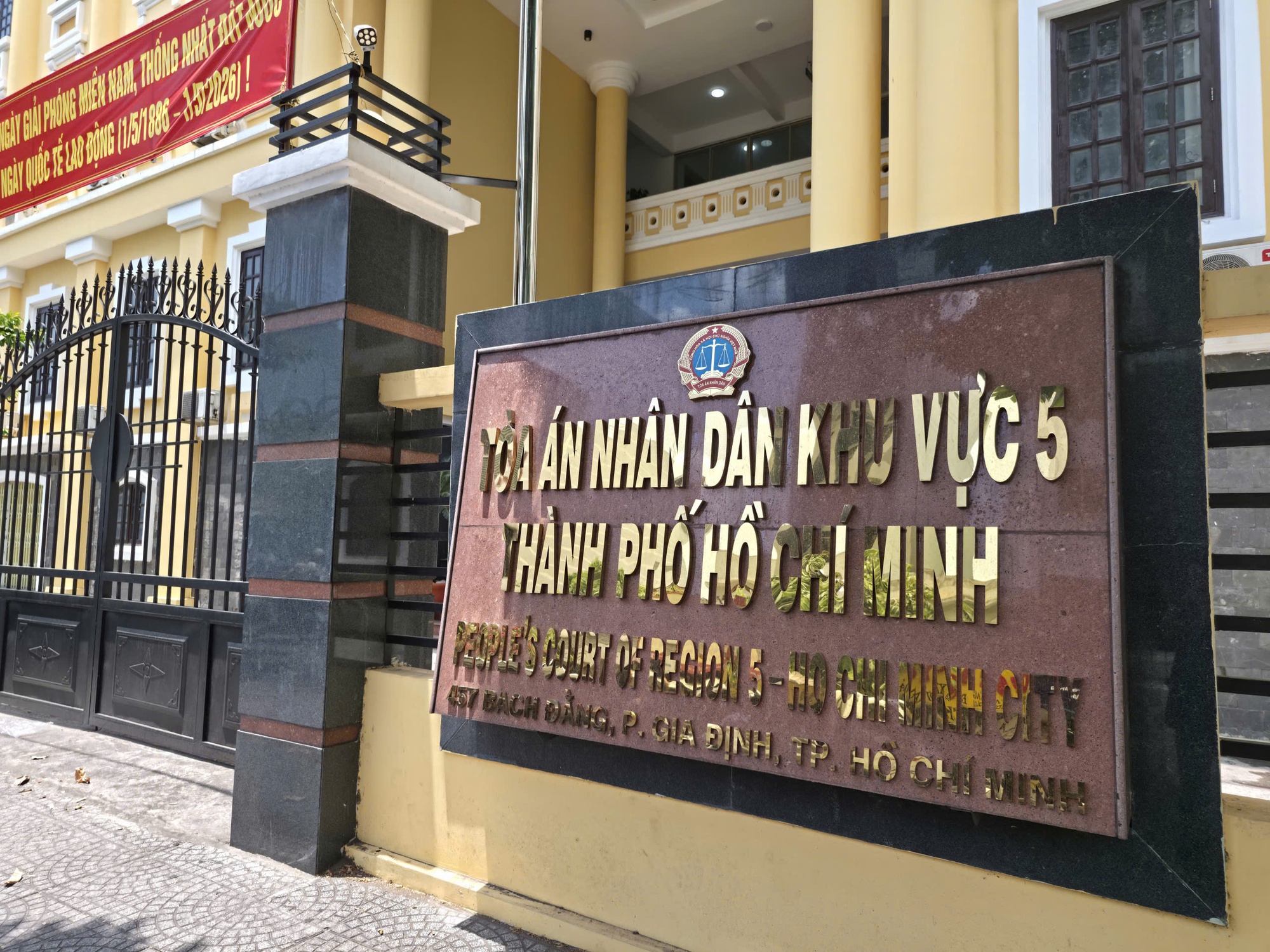 Vụ ly hôn 1.200 tỉ đồng của đại gia nha khoa: Sự thật về "người đàn bà không tên" trong sổ cổ đông? - Ảnh 1.