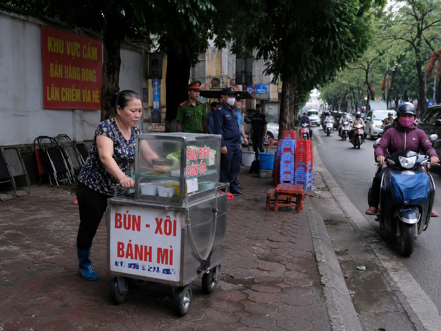 Khi vỉa hè không còn là nơi mưu sinh dễ dàng: Nhiều lao động bắt đầu học nghề ngắn hạn để đổi hướng- Ảnh 1.