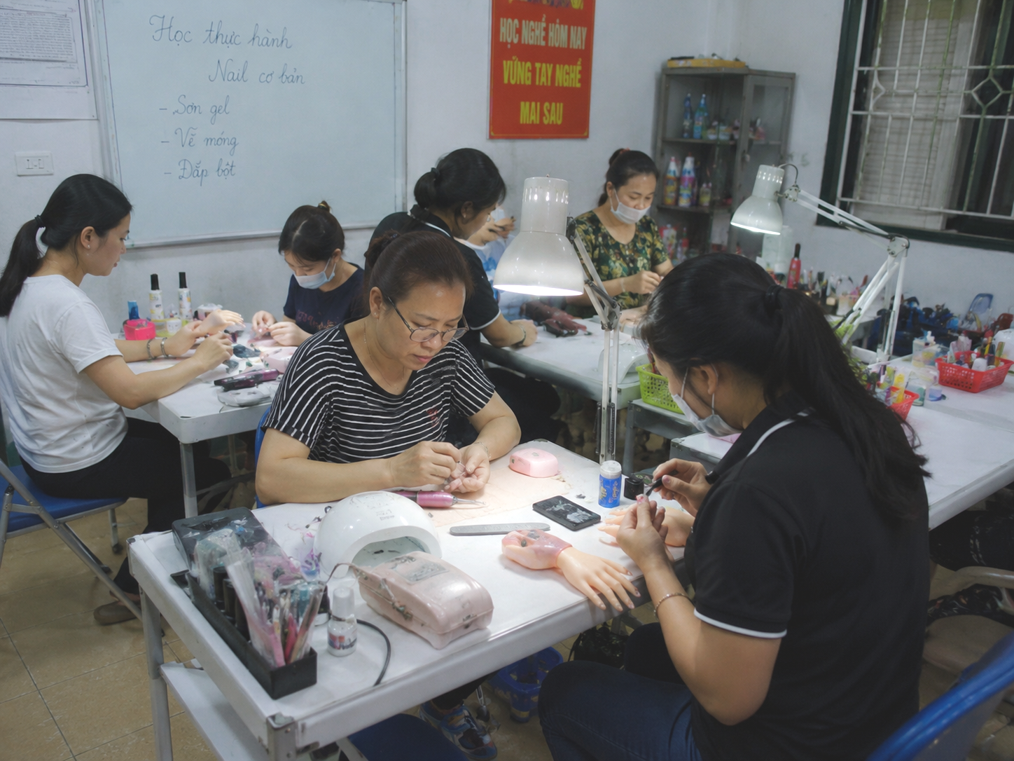 Khi vỉa hè không còn là nơi mưu sinh dễ dàng: Nhiều lao động bắt đầu học nghề ngắn hạn để đổi hướng- Ảnh 2.