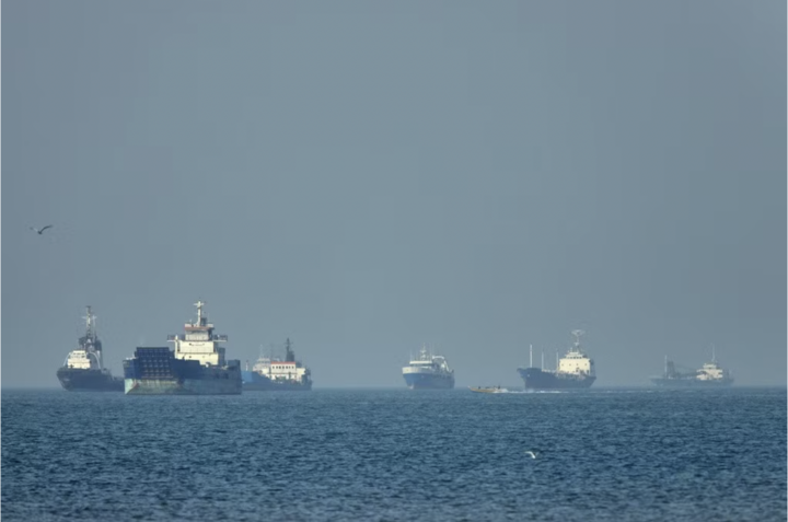 Siêu tàu chở dầu của Trung Quốc di chuyển qua eo biển Hormuz- Ảnh 1.
