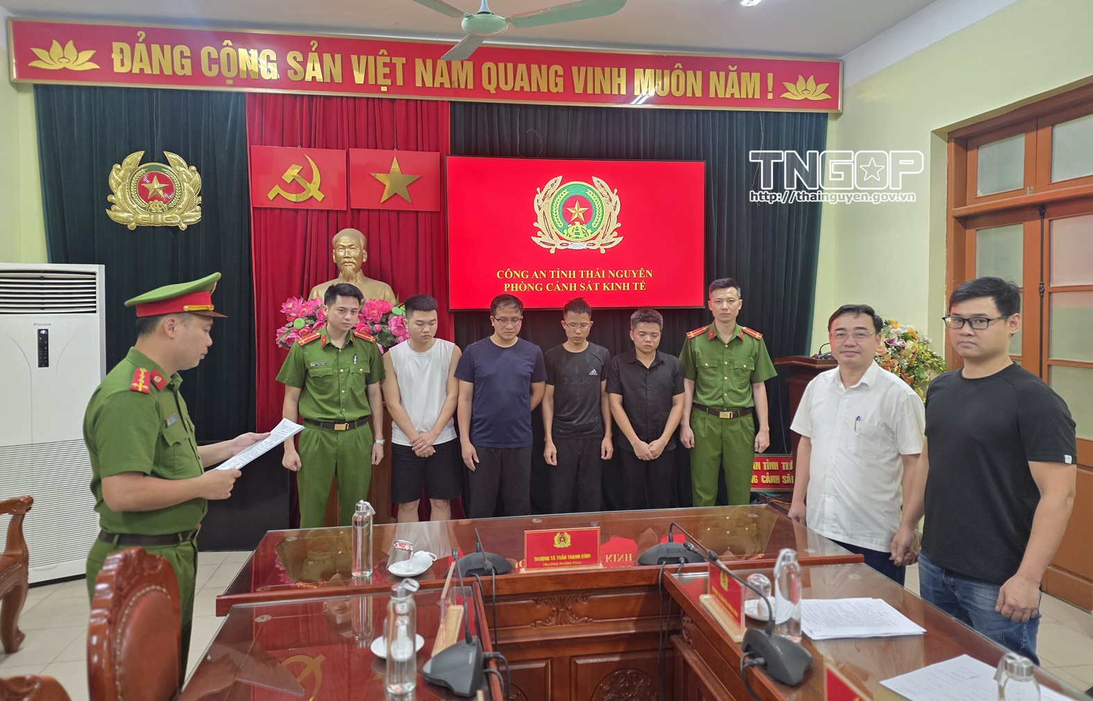 Bắt 4 tài xế lắp thiết bị điện tử trên taxi điện nhằm chiếm đoạt tiền- Ảnh 1.