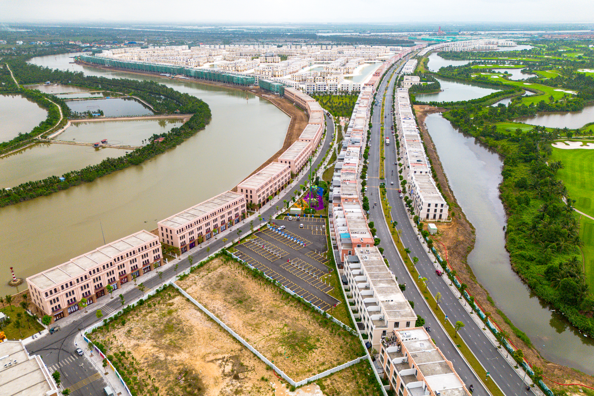 Cảnh trái ngược của hòn đảo được Vinhomes đầu tư hơn 2 tỷ USD: Từ nơi hoang sơ thành đến điểm du lịch, từ biệt lập đến kết nối trong 5 phút - Ảnh 2.