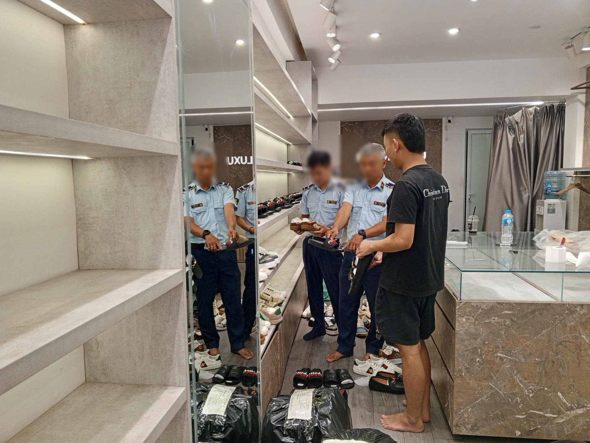 Đột kích nhiều địa điểm: Hà Nội ra quân cao điểm, hàng trăm vụ hàng giả 'sa lưới' chỉ sau 2 ngày - Ảnh 4.