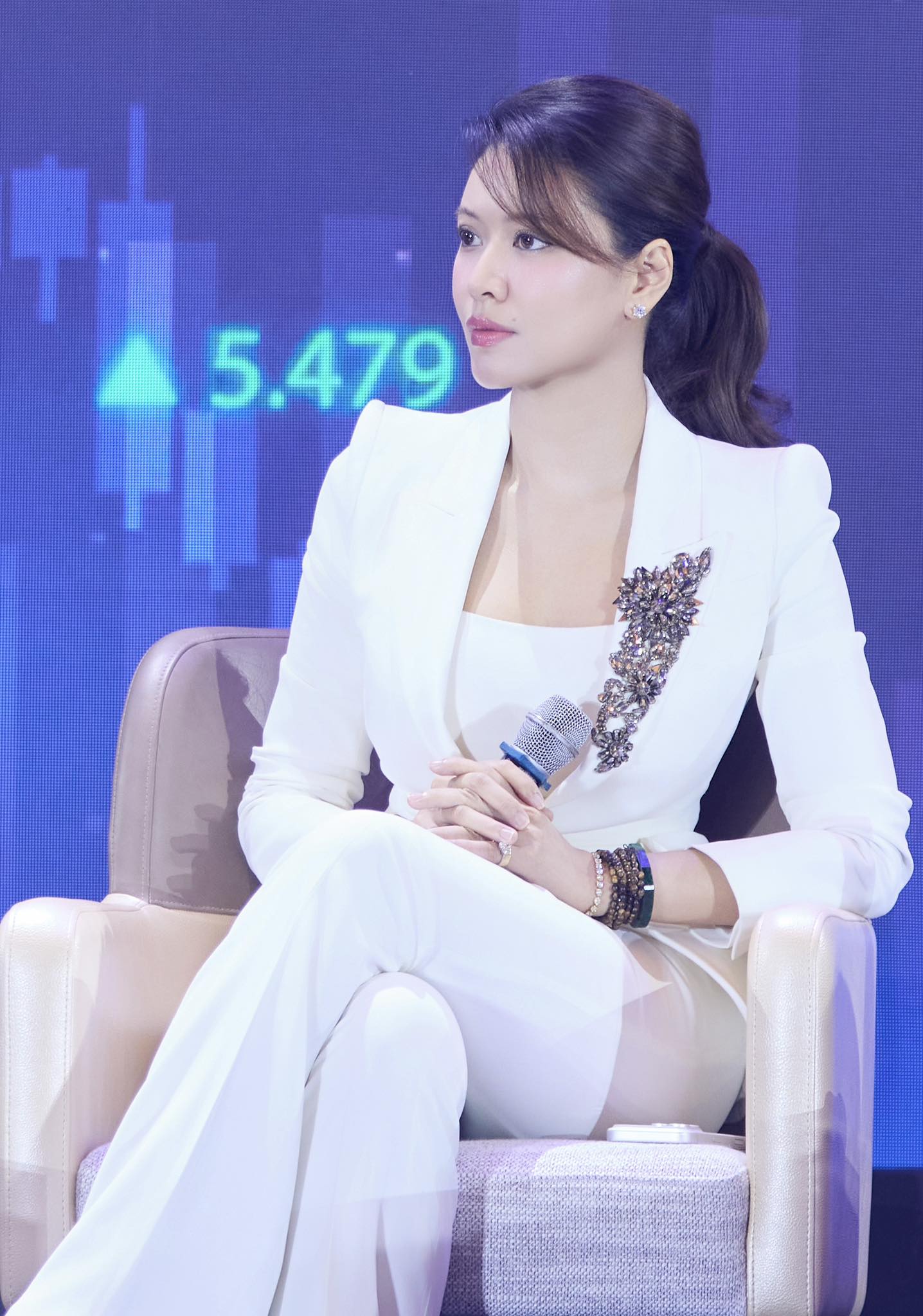Không hở hang, không trưng trổ, BTV Ngọc Trinh vẫn cực thu hút - Ảnh 1.