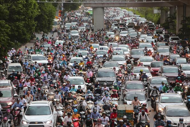 Hà Nội dự kiến hạn chế xe cá nhân từ năm 2035 - Ảnh 1.