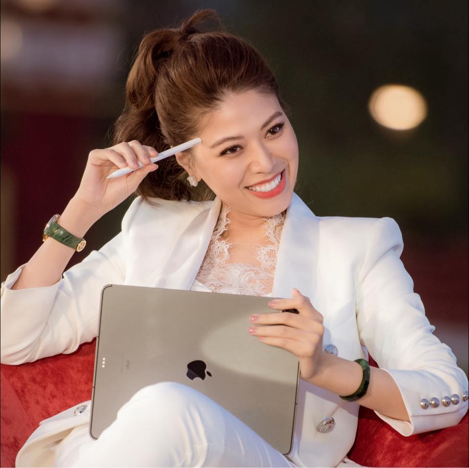 Không hở hang, không trưng trổ, BTV Ngọc Trinh vẫn cực thu hút - Ảnh 10.