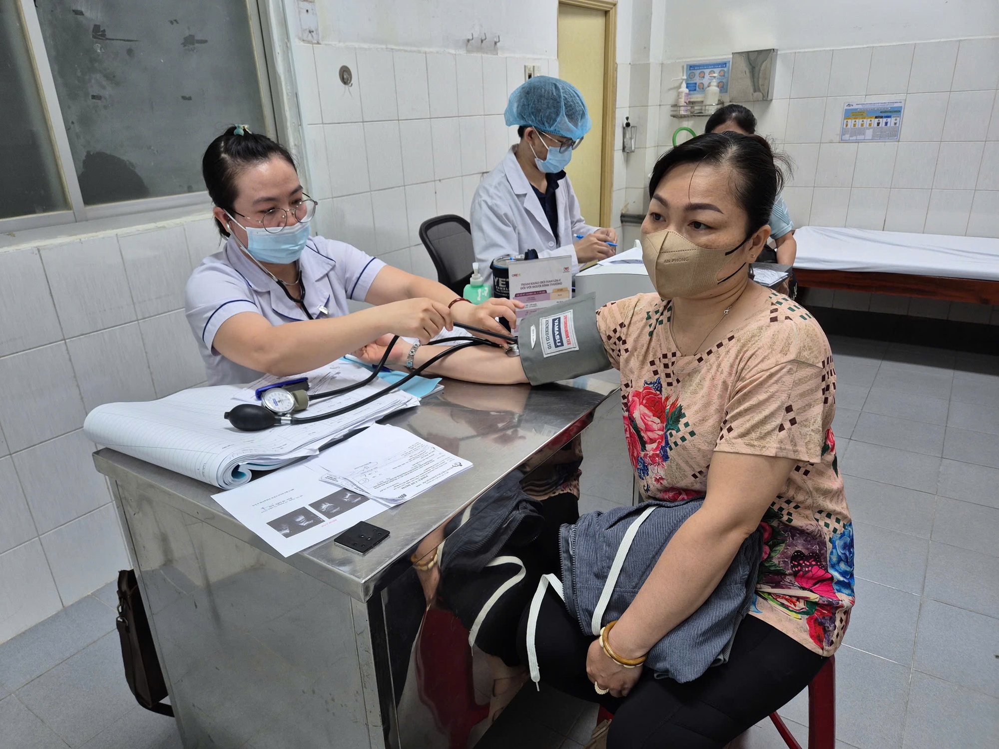 Từ 15-5, đóng BHYT cho người lao động thấp hơn mức quy định bị xử phạt ra sao?- Ảnh 1.