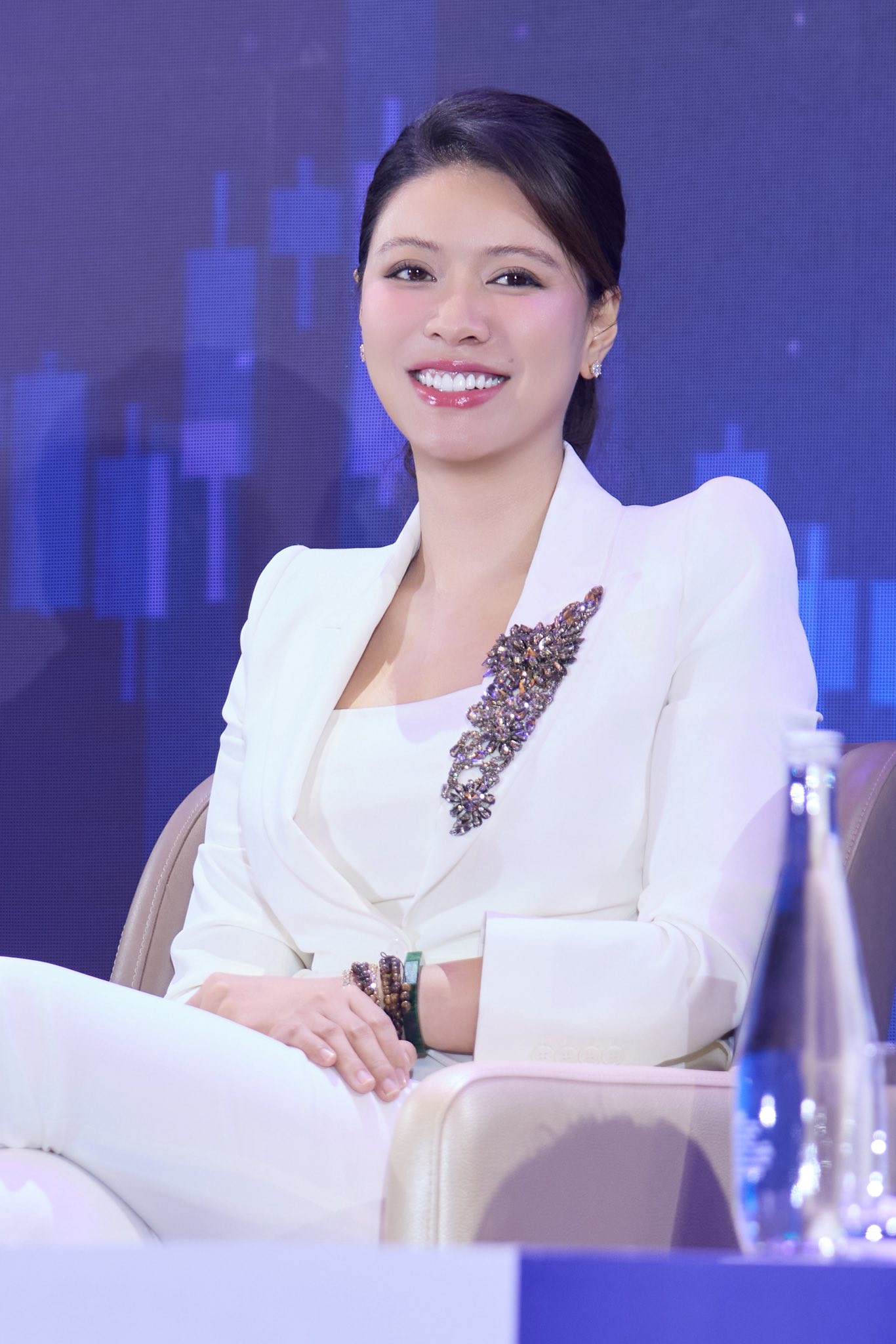 Không hở hang, không trưng trổ, BTV Ngọc Trinh vẫn cực thu hút - Ảnh 2.