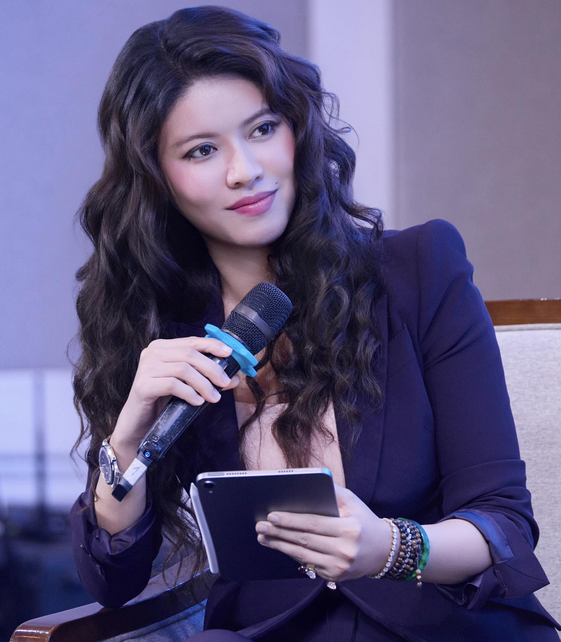 Không hở hang, không trưng trổ, BTV Ngọc Trinh vẫn cực thu hút - Ảnh 4.