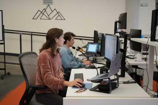 Bàn phím sắp thành đồ cổ, kỷ nguyên “thì thầm” với AI đang tới: Tại sao dân Silicon Valley bỗng nhiên "phát điên" vì nói thầm với máy tính?- Ảnh 3.