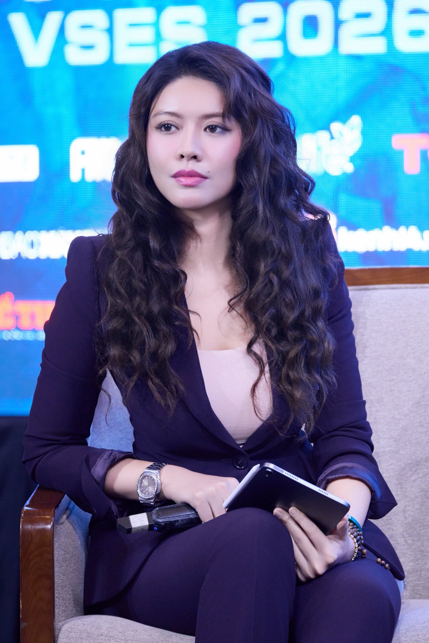 Không hở hang, không trưng trổ, BTV Ngọc Trinh vẫn cực thu hút - Ảnh 5.
