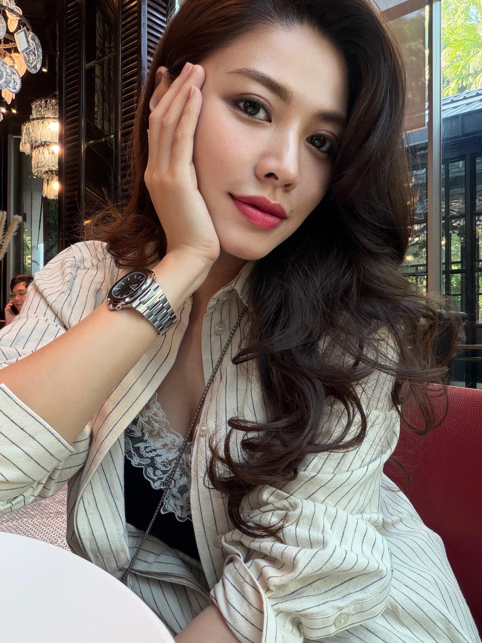 Không hở hang, không trưng trổ, BTV Ngọc Trinh vẫn cực thu hút - Ảnh 6.