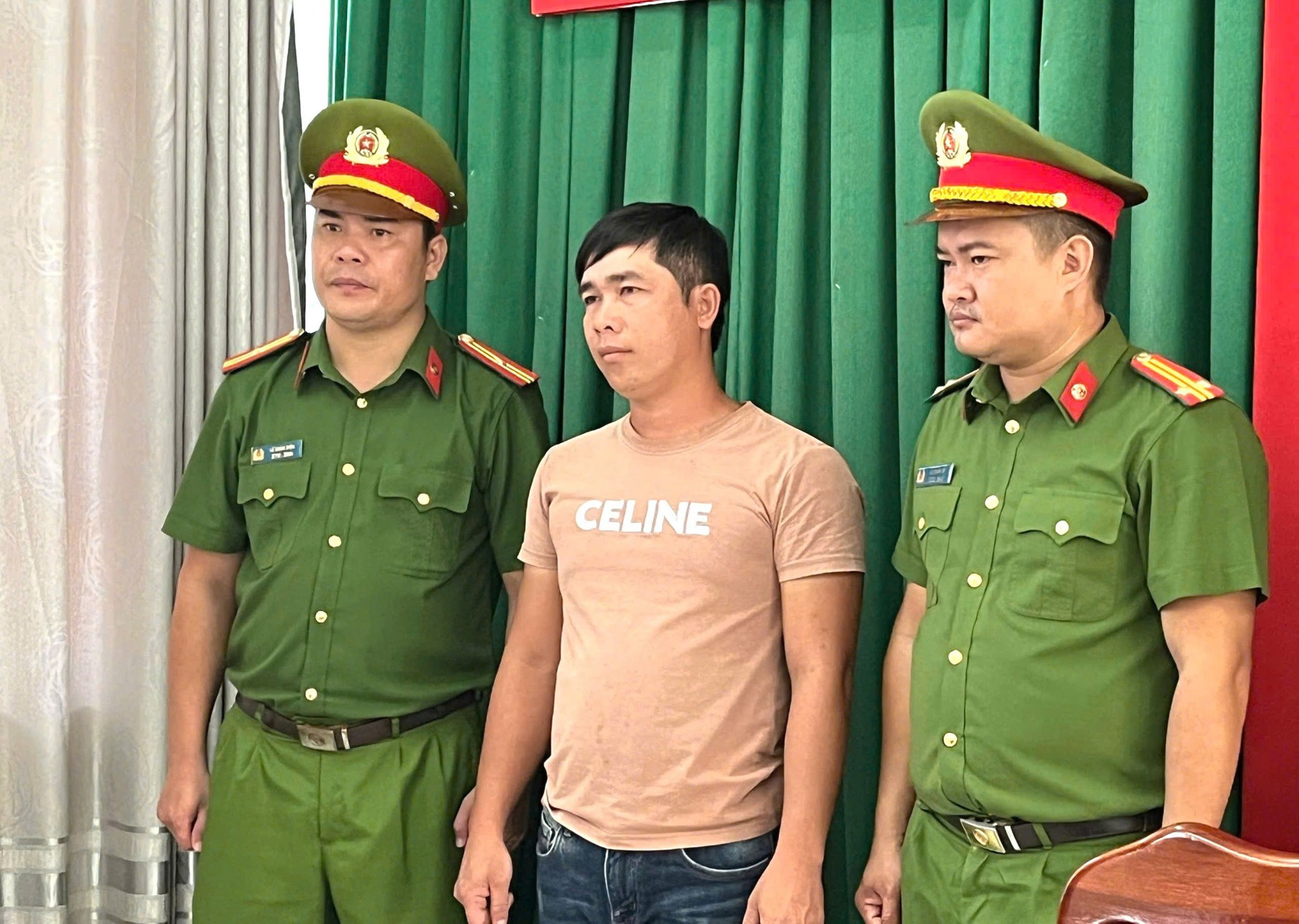 Thi hành lệnh bắt tạm giam, khám xét nơi ở đối với thuyền trưởng Huỳnh Văn Tấn SN 1988 - Ảnh 3.