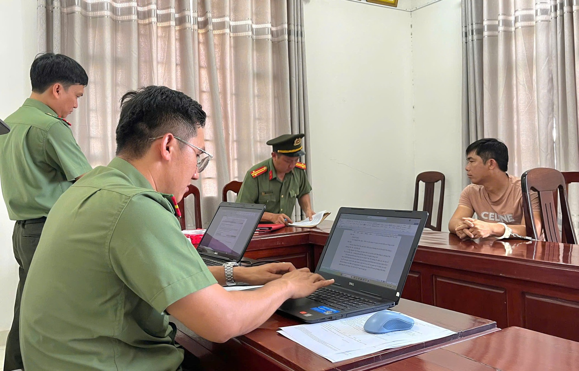 Thi hành lệnh bắt tạm giam, khám xét nơi ở đối với thuyền trưởng Huỳnh Văn Tấn SN 1988 - Ảnh 2.