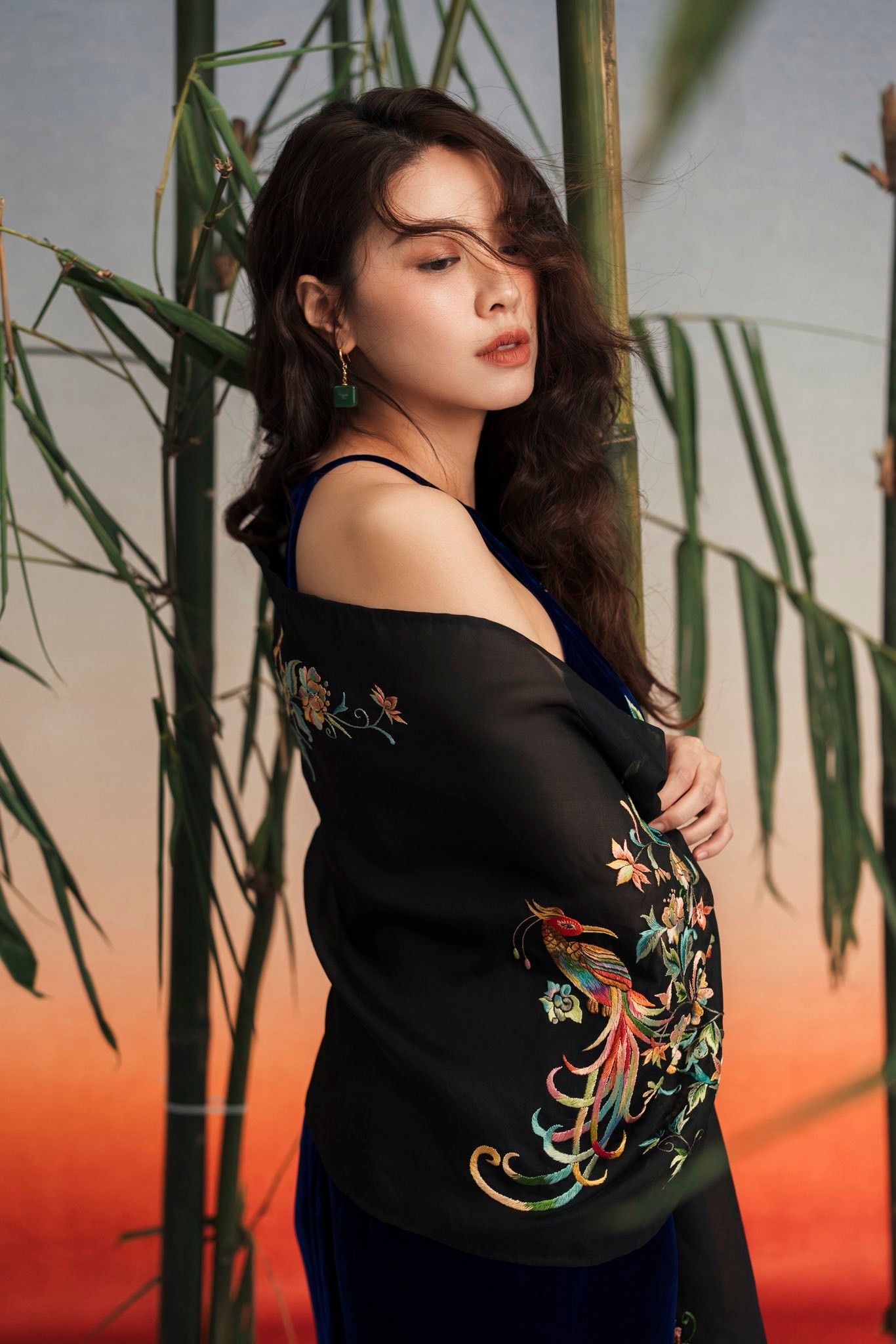 Không hở hang, không trưng trổ, BTV Ngọc Trinh vẫn cực thu hút - Ảnh 9.