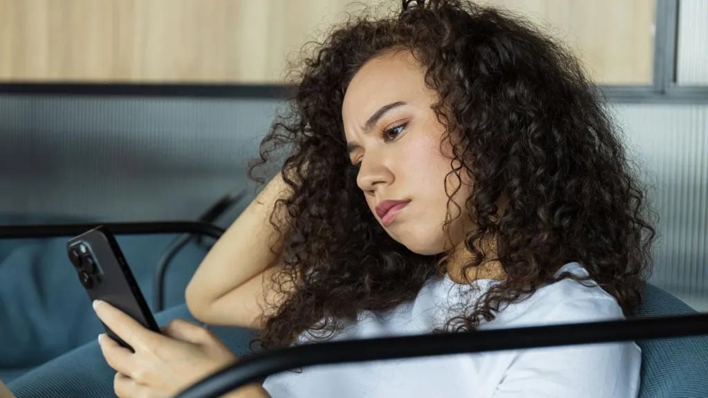 "Chồng tôi bị AI bỏ bùa": Lời tự sự cay đắng của những người phụ nữ bị bỏ lại phía sau cuộc đua công nghệ- Ảnh 1.
