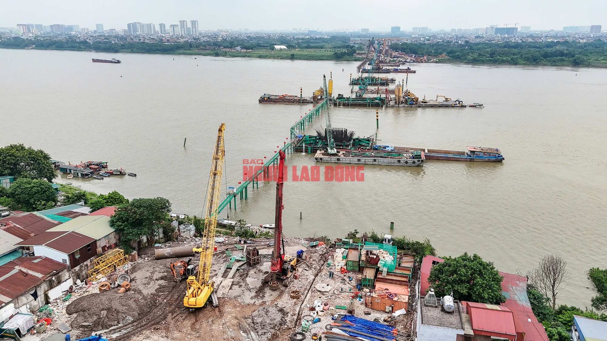 Cận cảnh giải phóng mặt bằng cầu Trần Hưng Đạo và các dự án cầu sông Hồng - Ảnh 4.