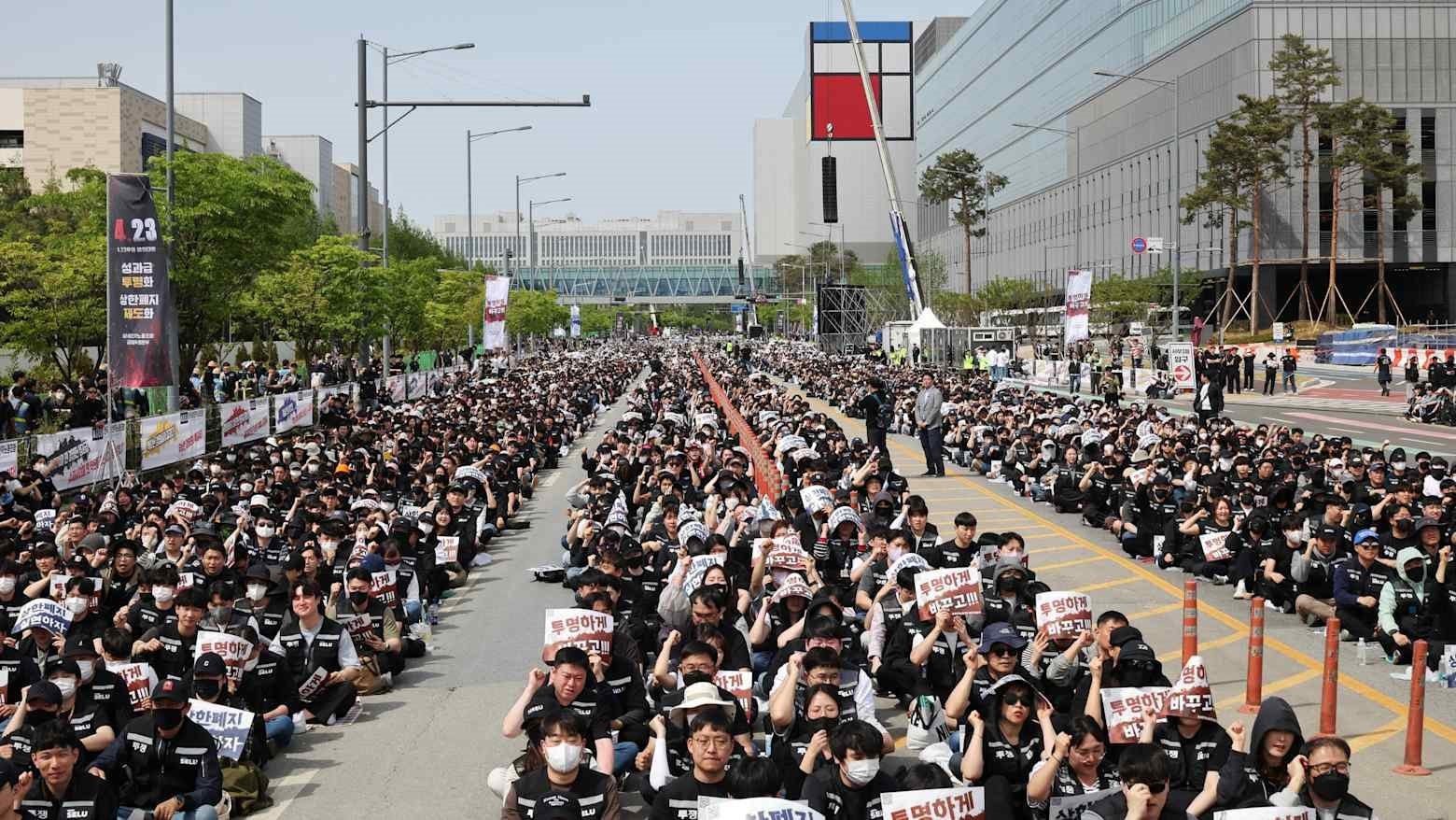 40.000 nhân viên Samsung sắp ngừng việc tập thể 18 ngày, nguy cơ gián đoạn nguồn cung chip AI toàn cầu- Ảnh 1.