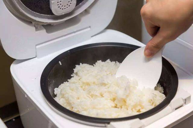 Cắm nồi cơm điện giữ ấm cơm cả ngày: Thói quen nhiều gia đình Việt đang làm tiềm ẩn nguy cơ sức khỏe- Ảnh 1.