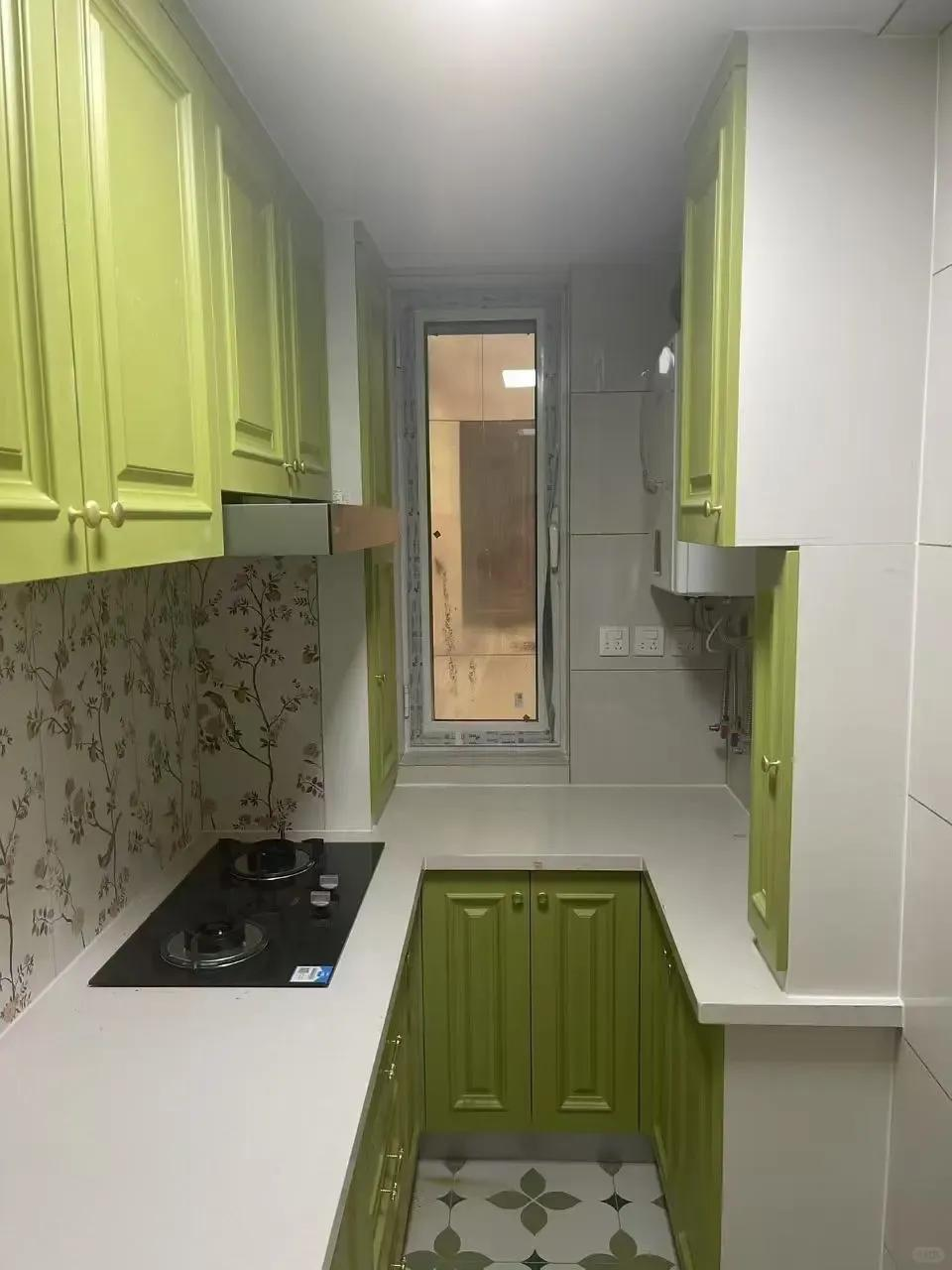 Ngày càng nhiều gia đình bỏ tủ treo tường kín mít trong bếp: Giải pháp mới giúp không gian rộng hơn, dễ lau dọn và tiện hơn nhiều - Ảnh 1.